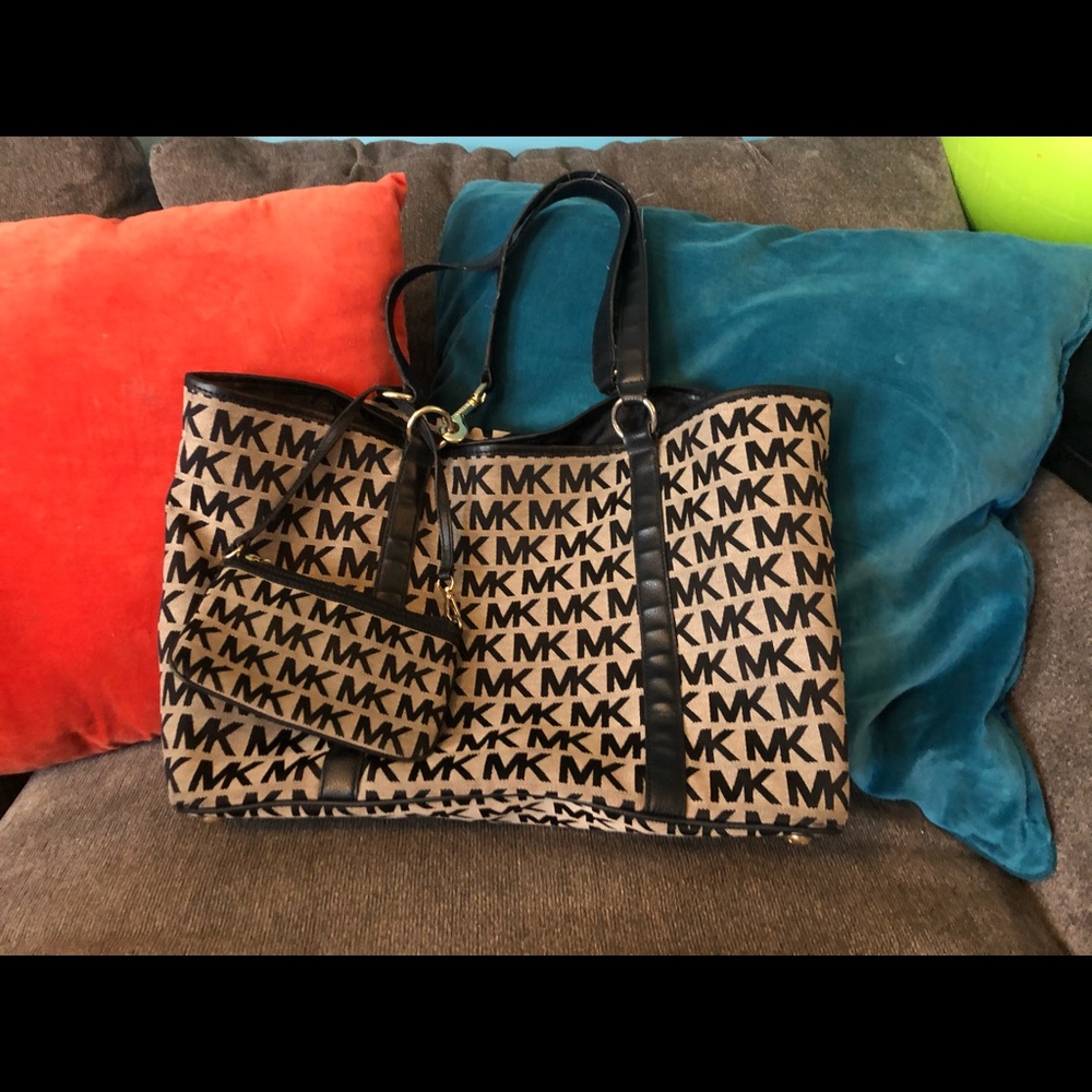 Michael Kors  signature logo tote with wristlet
